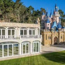 Mansão com réplica do castelo da Disney é colocada à venda por R$ 153 mi -  nit.pt/Reprodução