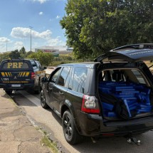 Após fuga e acidentes, PRF apreende 400 kg de maconha em carro roubado - Divulgação/PRF