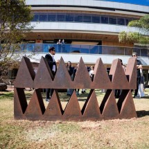 Até agosto, o público pode admirar obras de Amílcar de Castro no jardim do Meeting Shops


 -  (crédito: Bruno Werneck/ Divulgação)