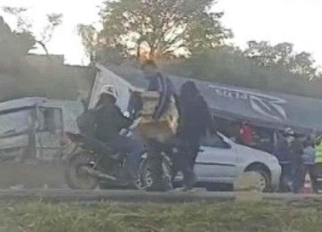 Pessoas foram flagradas saqueando a carga -  (crédito: Reprodução/Redes sociais)