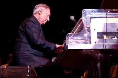O cantor e pianista estadunidense Neil Sedaka, de 86 anos, tem uma trajetória ímpar no showbiz, marcada por "renascimentos".  -  (crédito: Flickr Kevin Ferguson)