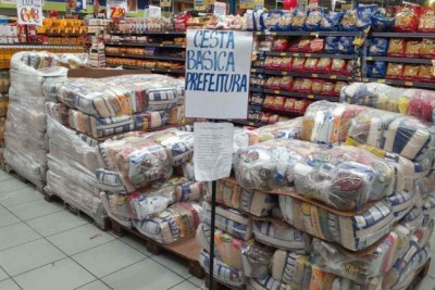 Das 43.717 famílias que têm direito às cestas, 18.299 já buscaram o benefício em um dos pontos de retirada -  (crédito: Divulgação/PBH)