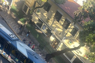 A vítima de 63 anos foi atendida pelo SAMU e encaminhada a unidade hospitalar -  (crédito: Reprodução / Redes Sociais)