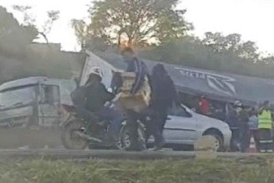 Pessoas foram flagradas saqueando a carga -  (crédito: Reprodução/Redes sociais)