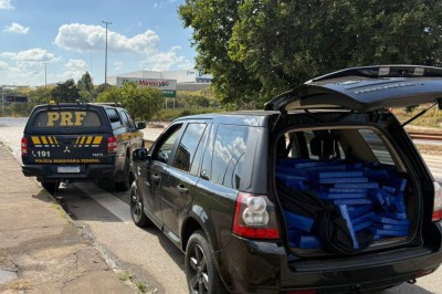 A droga estava escondida em uma Land Rover clonada com registro de roubo -  (crédito: Divulgação/PRF)
