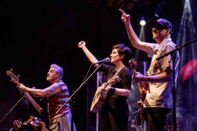  Pato Fu encerra a programação em Itabira, no próximo dia 20, e o guitarrista John Ulhoa (D) destaca que os festivais levam os grandes shows para perto dos fãs -  (crédito: Alexandre Biciati/Divulgação)