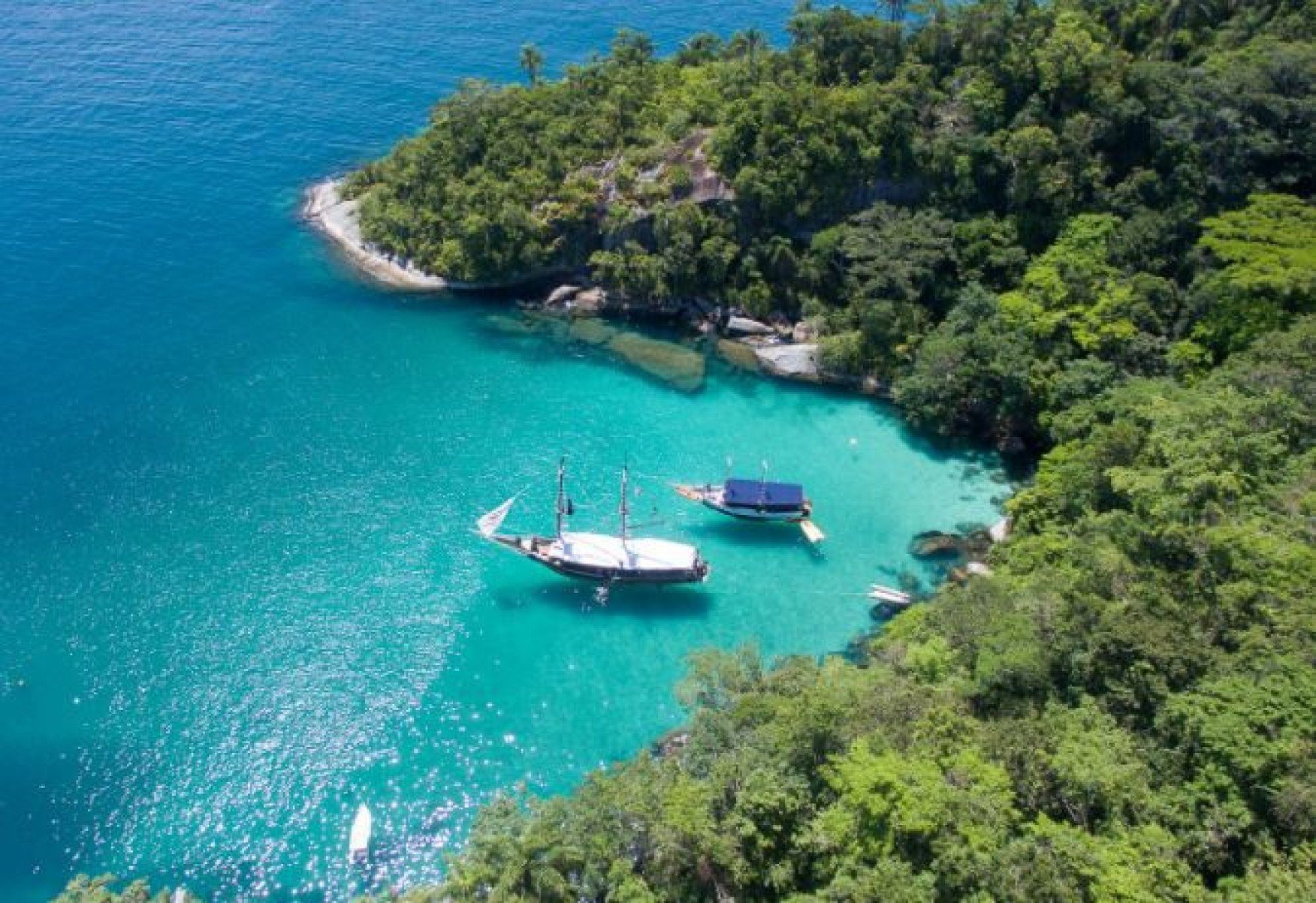 Navegue pelas águas calmas e transparentes da baía de Paraty, com paradas estratégicas para mergulho,