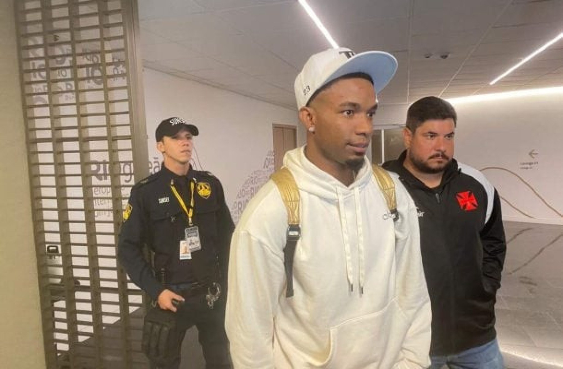 Thiago Mendes desembarca no Rio para defender o Vasco
