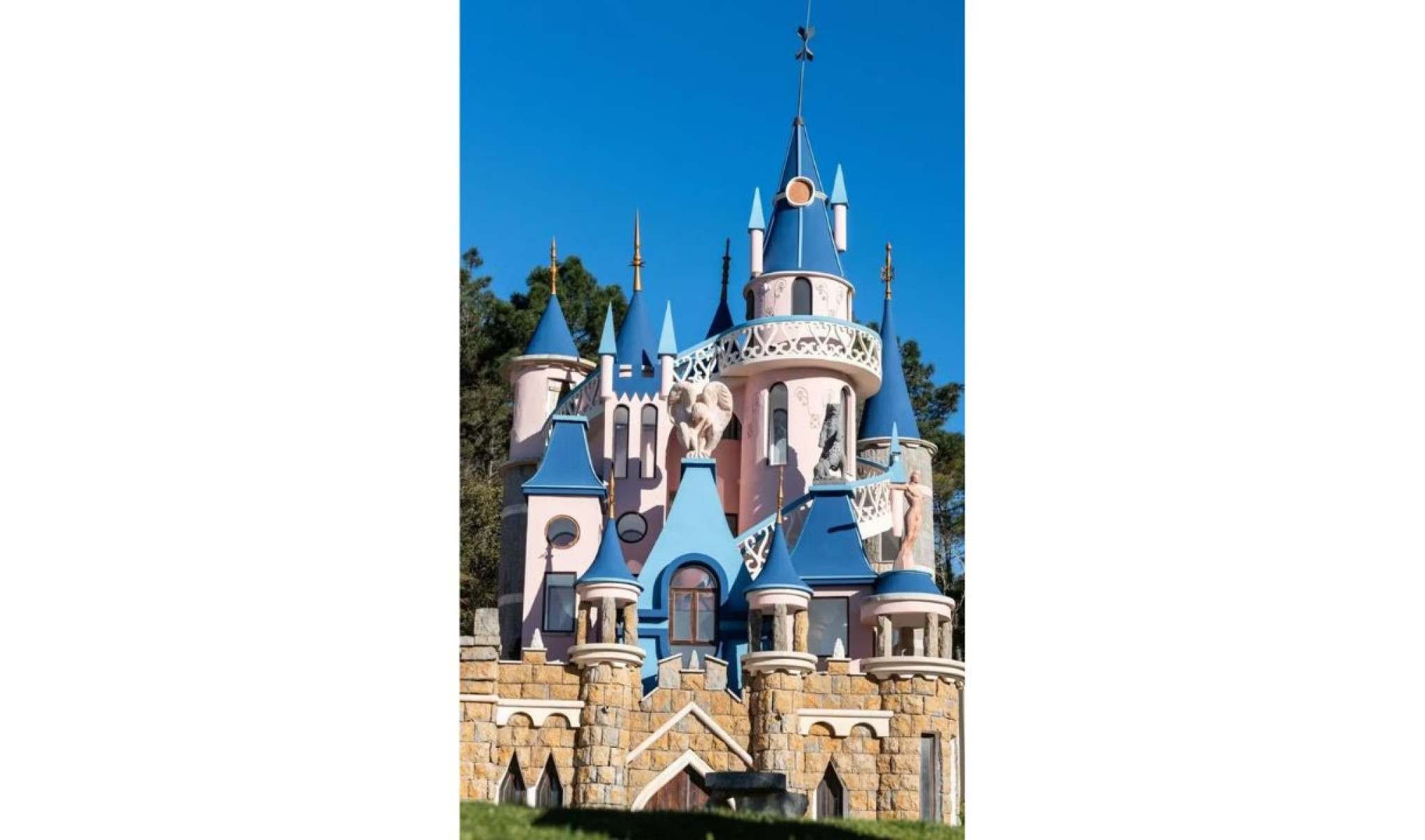  A mansão abriga uma réplica autorizada do famoso castelo da Disneyland Paris, construída como um presente inusitado de um pai para sua filha nos anos 1980- nit.pt/Reprodução