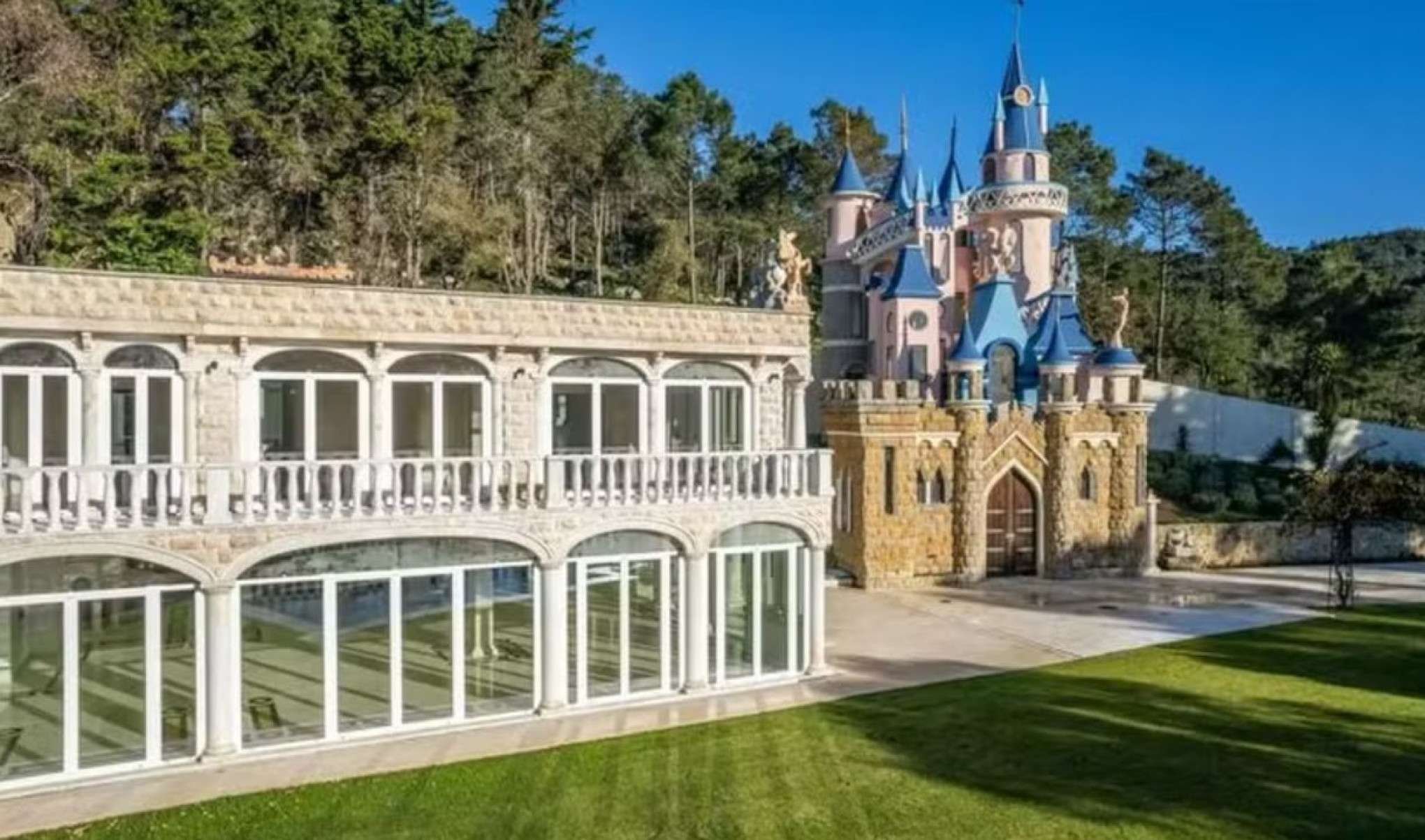 O castelo foi construído ao lado da residência principal, em um terreno de 9 mil metros quadrados- nit.pt/Reprodução