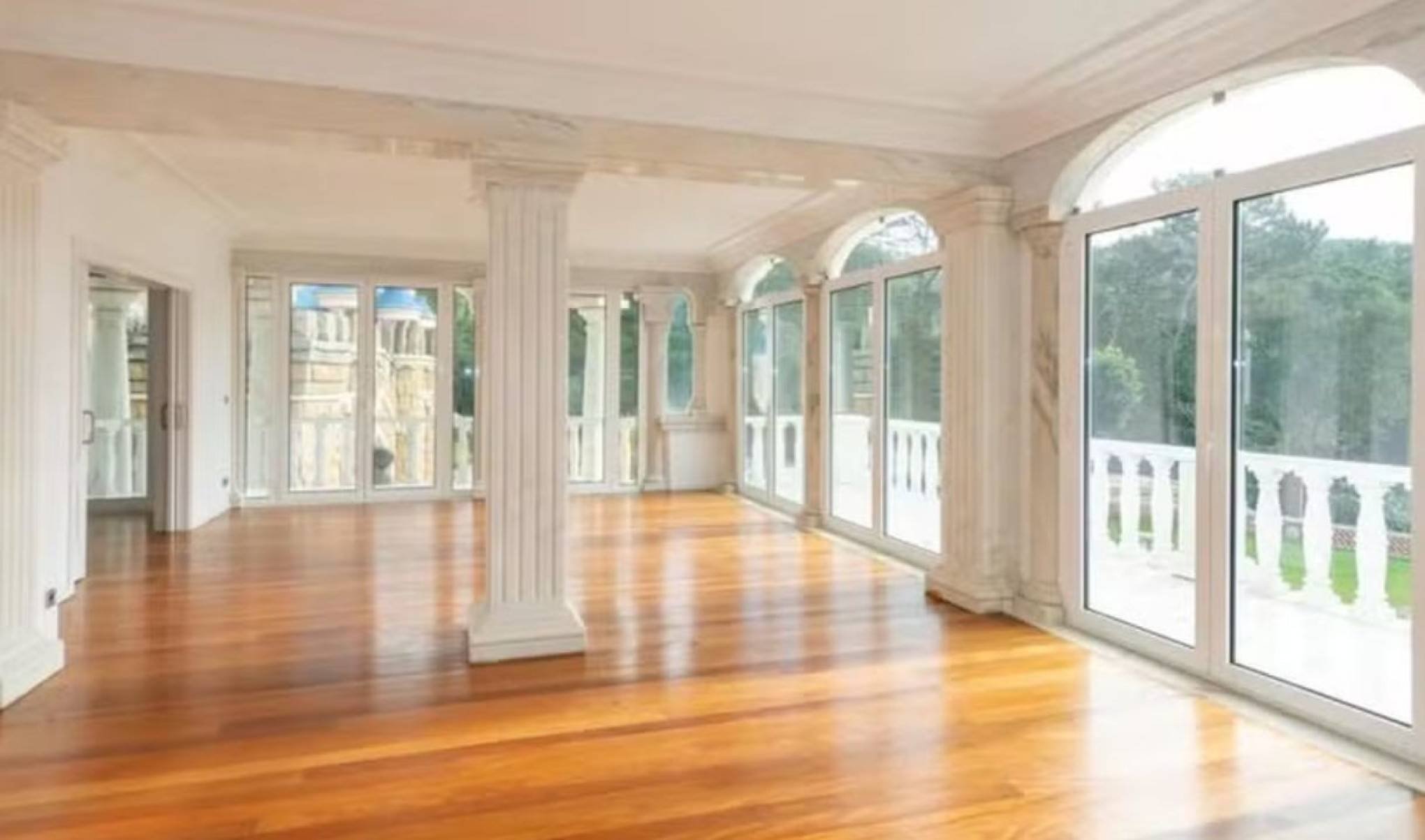 A mansão propriamente dita tem aproximadamente 1.865 m², com 19 quartos, 20 banheiros, salão de baile, piscina interna revestida com mármore azul da Venezuela, piso aquecido, colunas de mármore, cofre escondido e um bunker de segurança. 
- nit.pt/Reprodução
