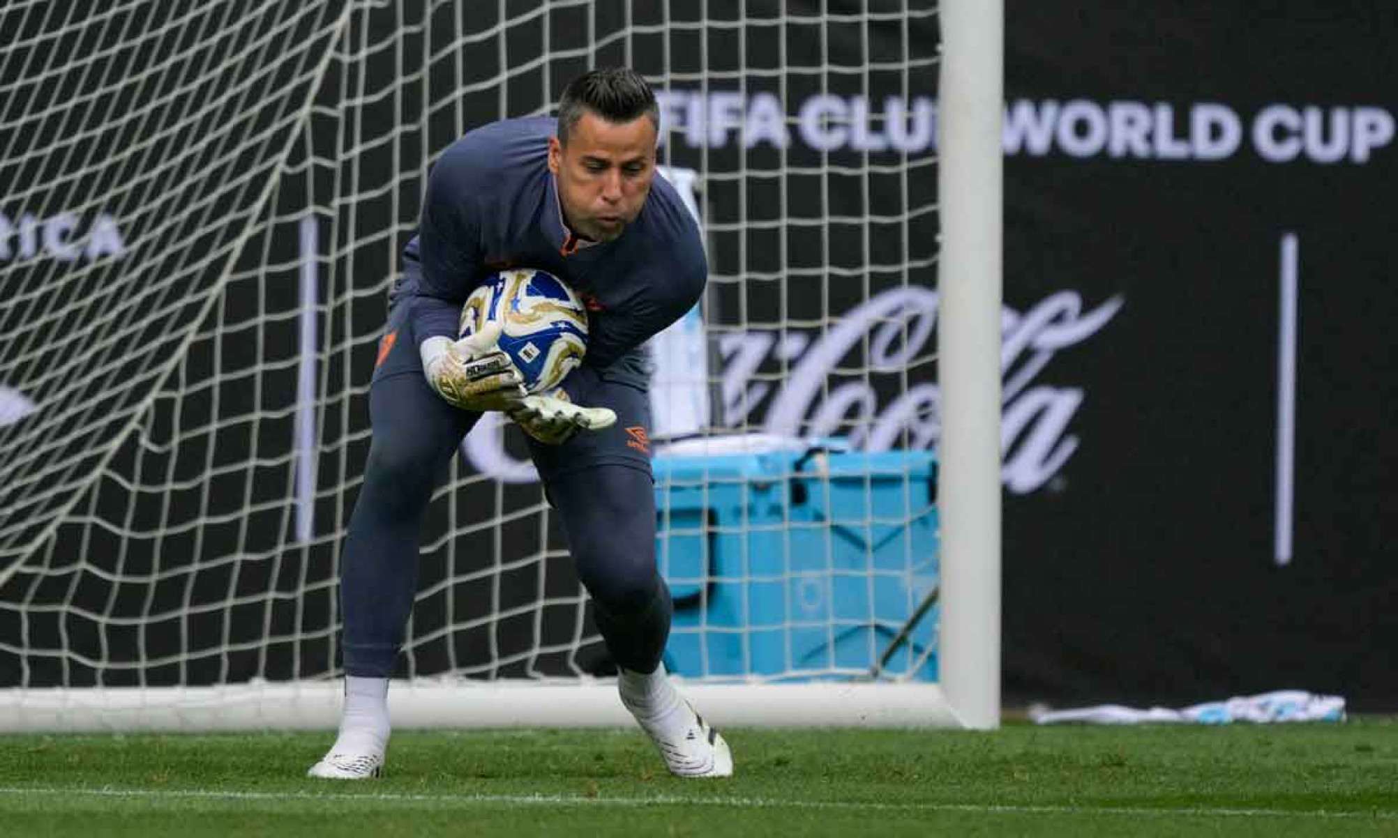 Ex-cruzeirense, o goleiro Fábio foi um dos destaques do Fluminense na Copa do Mundo de Clubes - (crédito: JUAN MABROMATA / AFP) Ex-cruzeirense, o goleiro Fábio foi um dos destaques do Fluminense na Copa do Mundo de Clubes - (crédito: JUAN MABROMATA / AFP)