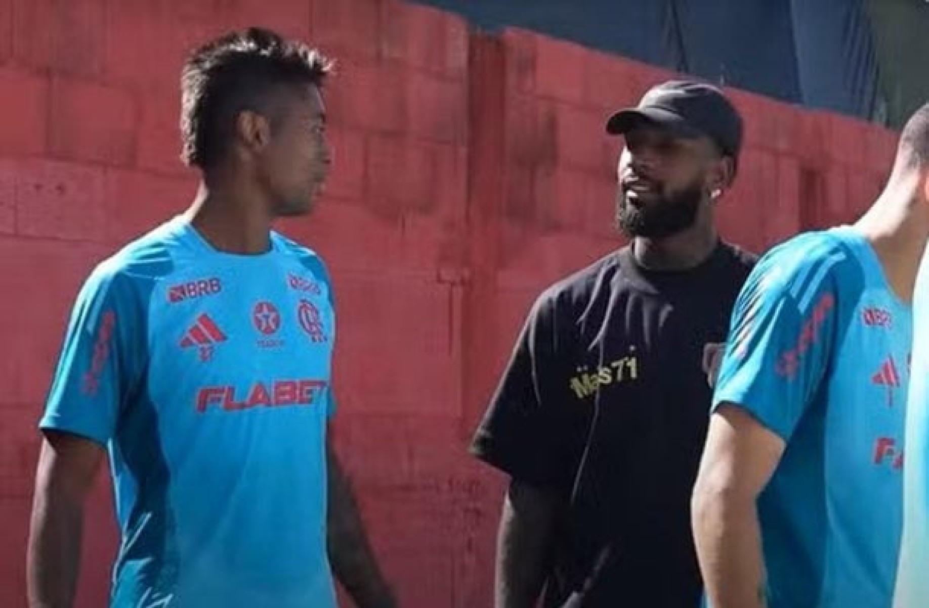 Gerson vai ao CT do Flamengo e se despede de jogadores e funcionários Gerson vai ao CT do Flamengo e se despede de jogadores e funcionários