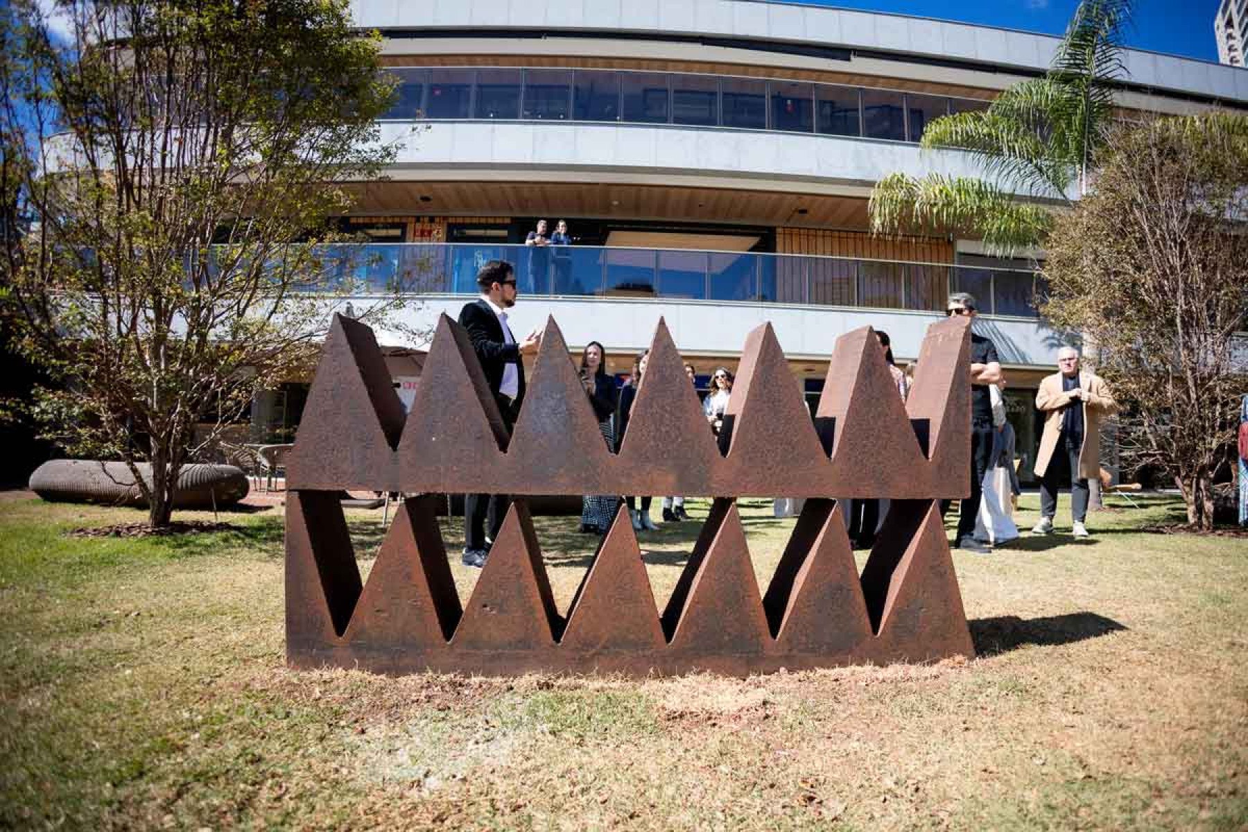 Até agosto, o público pode admirar obras de Amílcar de Castro no jardim do Meeting Shops


 -  (crédito: Bruno Werneck/ Divulgação)