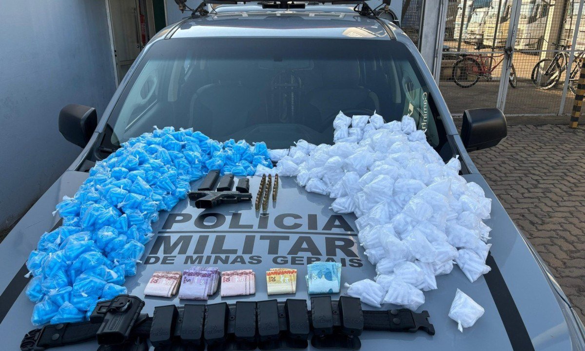 Os itens foram recolhidos e encaminhados à Delegacia de Polícia Civil em Betim -  (crédito: Divulgação/PMMG)