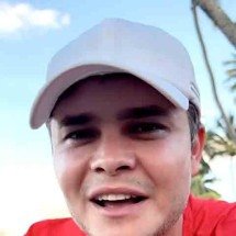 Cantor sertanejo sai da bicicleta e surpreende noivos com show durante casamento na praia -  Reprodução de vídeo redes sociais