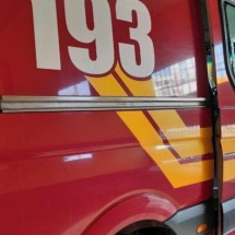 Caminhão derruba poste em casa, provoca incêndio e imóveis ficam sem luz - Divulgação/CBMMG