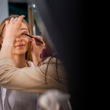 Maquiagem nos olhos pode causar danos à visão - Freepik