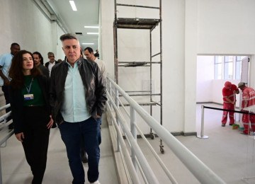 Prefeito Álvaro Damião visita Cras Cabana, que ainda esta em construção -  (crédito: Leandro Couri/EM/D.A Press)