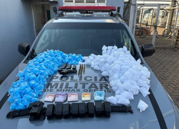 Os itens foram recolhidos e encaminhados à Delegacia de Polícia Civil em Betim -  (crédito: Divulgação/PMMG)