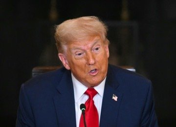 Trump afirmou que os EUA dizimaram as For&ccedil;as Armadas do Ir&atilde;, incluindo a Marinha, a For&ccedil;a A&eacute;rea e o sistema antia&eacute;reo -  (crédito:  Jim Watson/AFP)