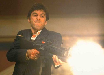 Em "Scarface", Al Pacino é Tony Montana, o imigrante cubano que virou chefão do tráfico -  (crédito: Universal/divulgação)