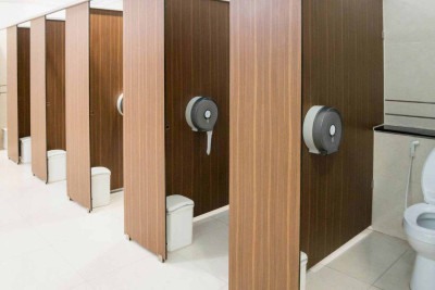 Muita gente evita encostar no vaso sanitário de banheiros públicos, mas será que agachar é mais seguro? Veja o que a ciência diz sobre o tema -  (crédito: goglik83 de Getty Images)
