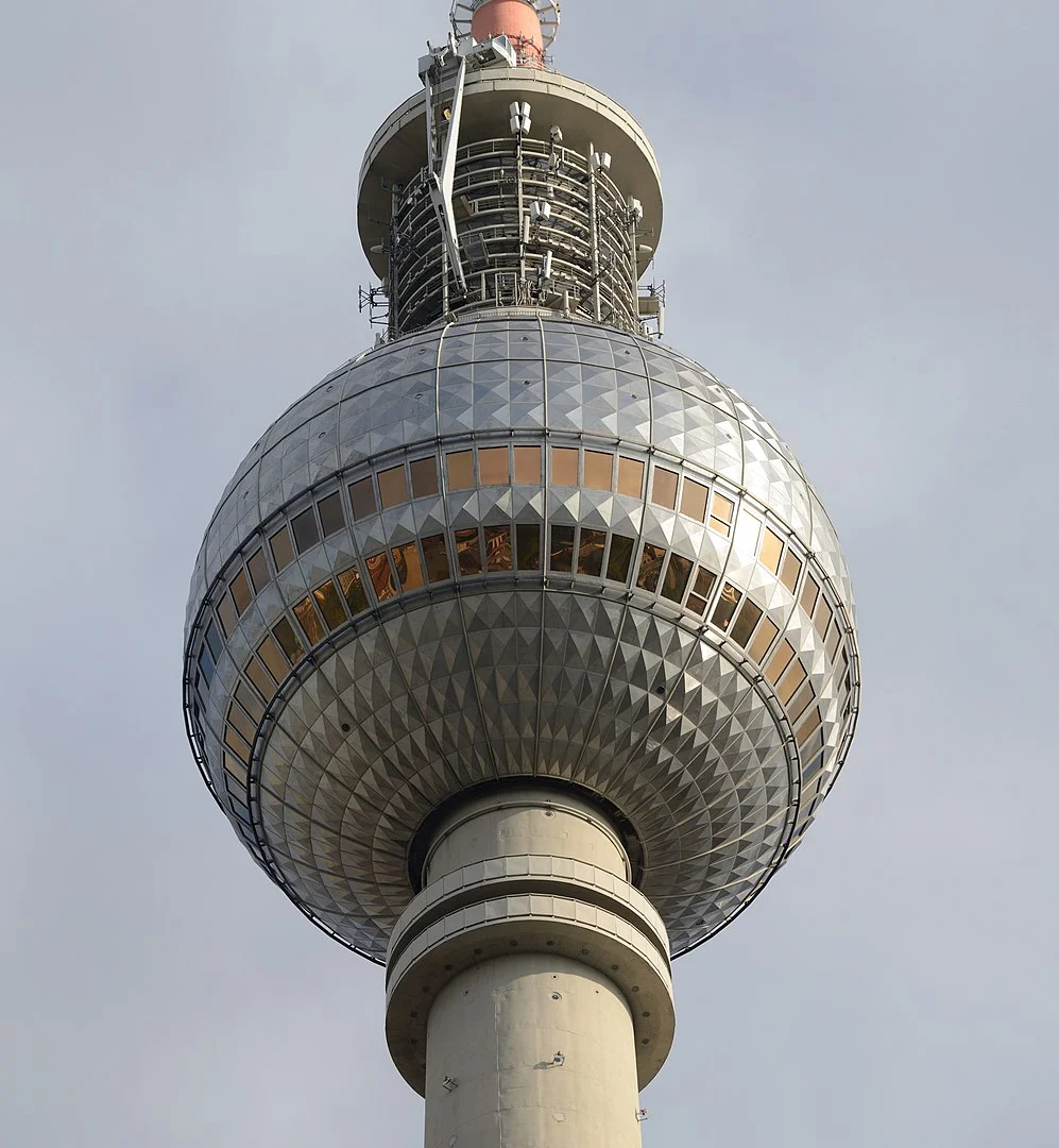 As torres de telecomunicações podem ir muito além da função tecnológica. Hoje em dia, elas cumprem um papel de atração turística em diversas partes do mundo, com estrutura imponente e diversos recursos em seu interior, para deleite dos visitantes. Conheça as maiores torres de transmissão do mundo. -  (crédito: Taxiarchos228 wikimedia commons)