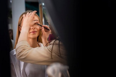 É importante buscar produtos que sejam oftalmologicamente testados e, sempre que possível, hipoalergênicos -  (crédito: Freepik)