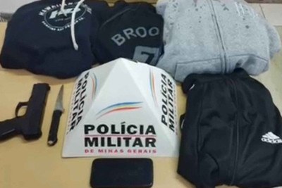As roupas utilizadas no crime foram apreendidas, assim como o simulacro de arma de fogo e a faca -  (crédito: Divulgação/PMMG)