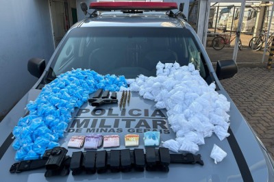 Os itens foram recolhidos e encaminhados à Delegacia de Polícia Civil em Betim -  (crédito: Divulgação/PMMG)