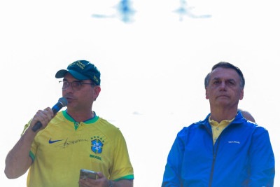 O senador Flávio Bolsonaro responsabilizou o presidente Lula pelas taxas que os Estados Unidos aplicaram aos produtos provenientes do Brasil -  (crédito: Michel Schincariol/AFP)
