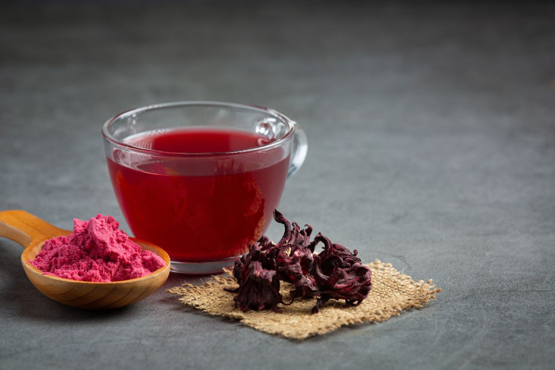 Chá de hibisco com canela: além de saboroso, esse chá esquenta o corpo e traz benefícios à saúde.-Freepik