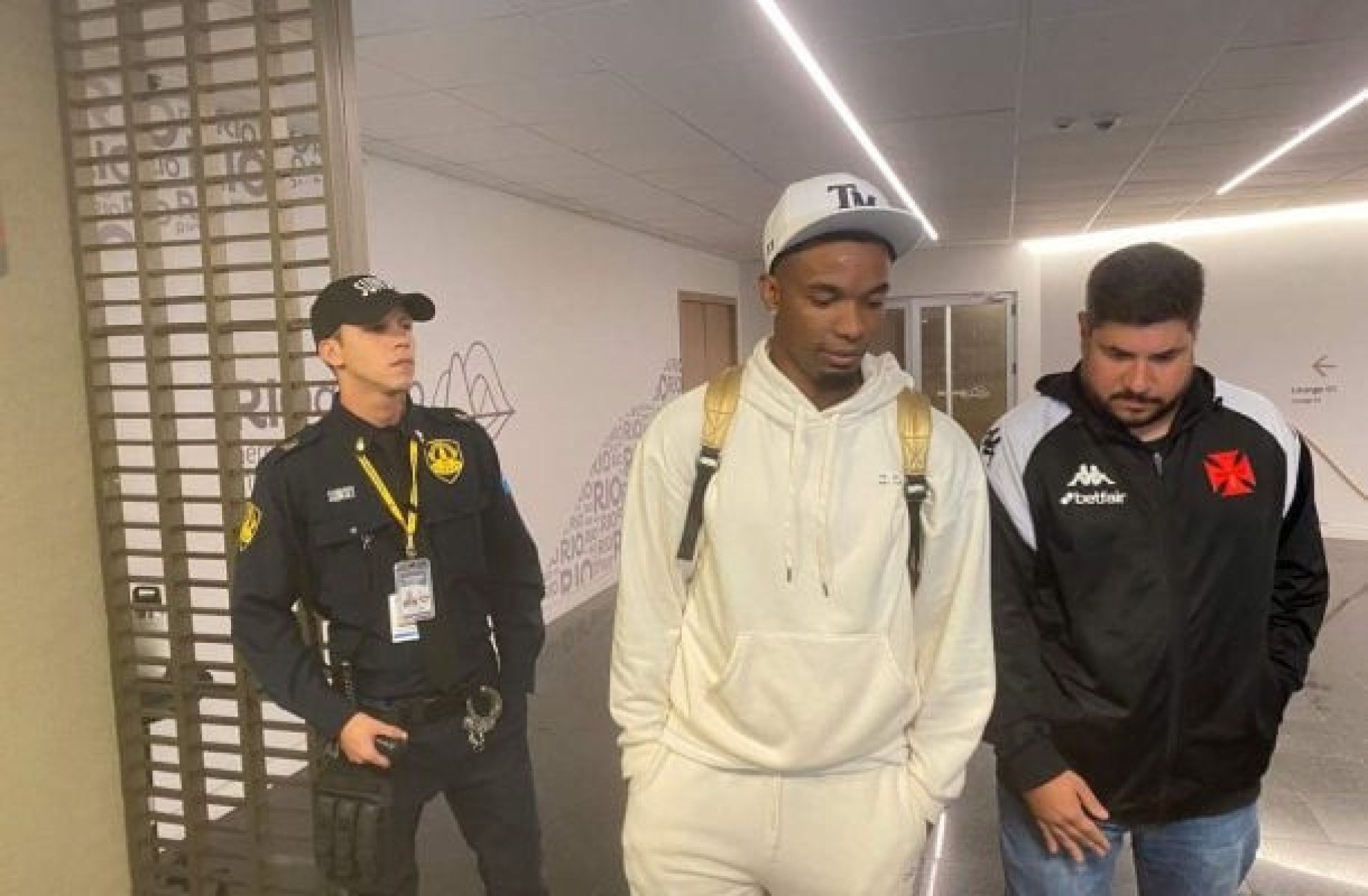 Leitura de jogo e forte no combate: como joga Thiago Mendes, reforço do Vasco