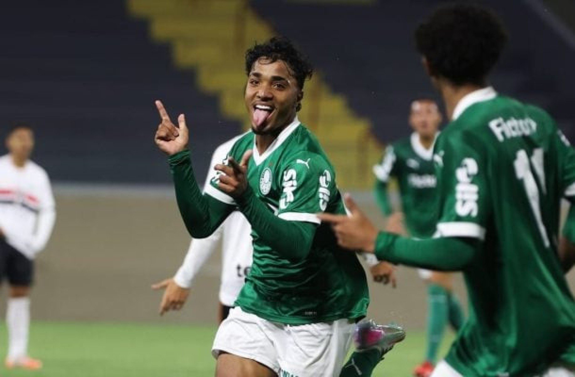 Em clássico de cinco gols, Palmeiras bate São Paulo e se isola na ponta do Brasileiro Sub-20