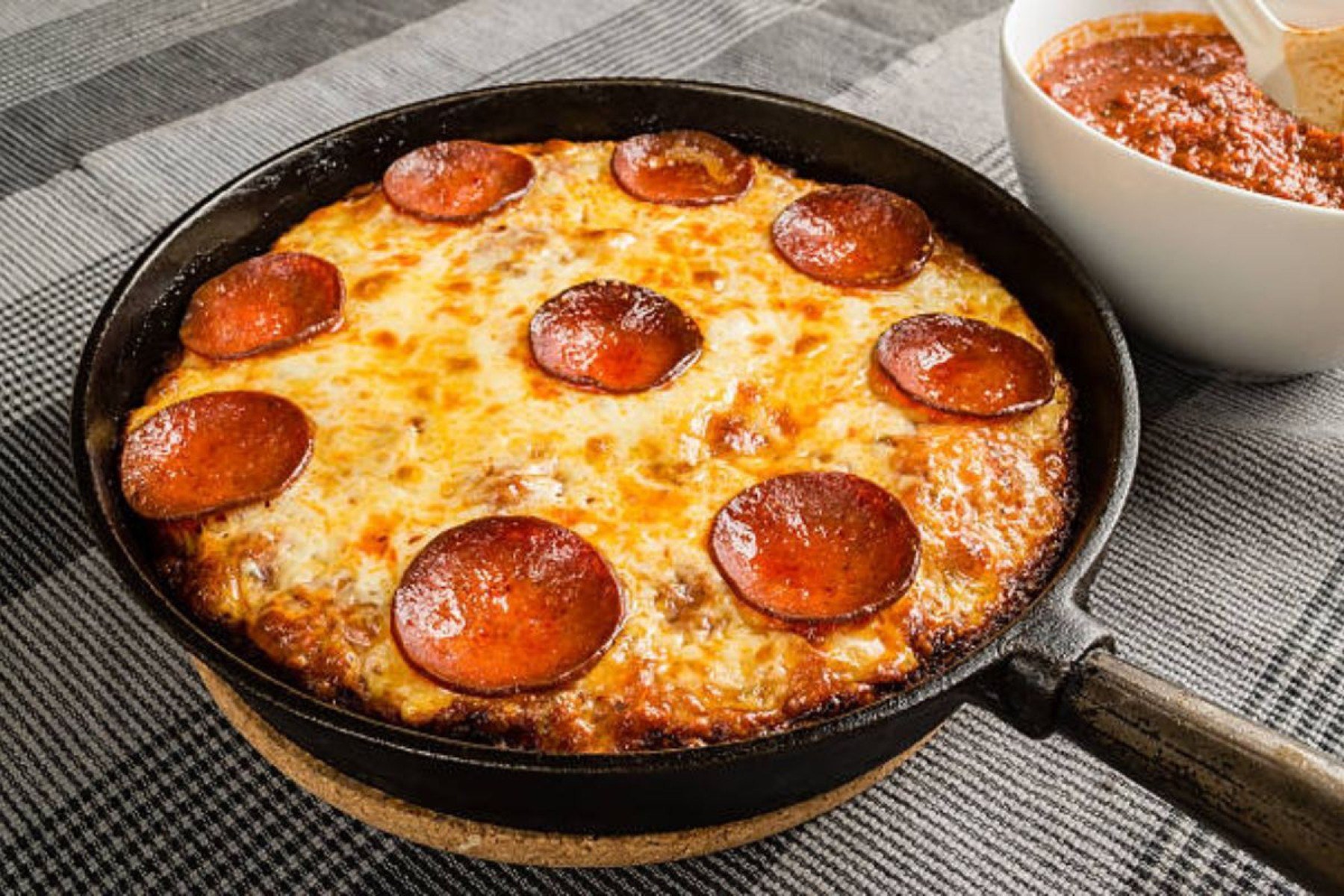 Pizza de frigideira com massa de iogurte: uma receita prática e deliciosa para celebrar o Dia da Pizza sem sair de casa
