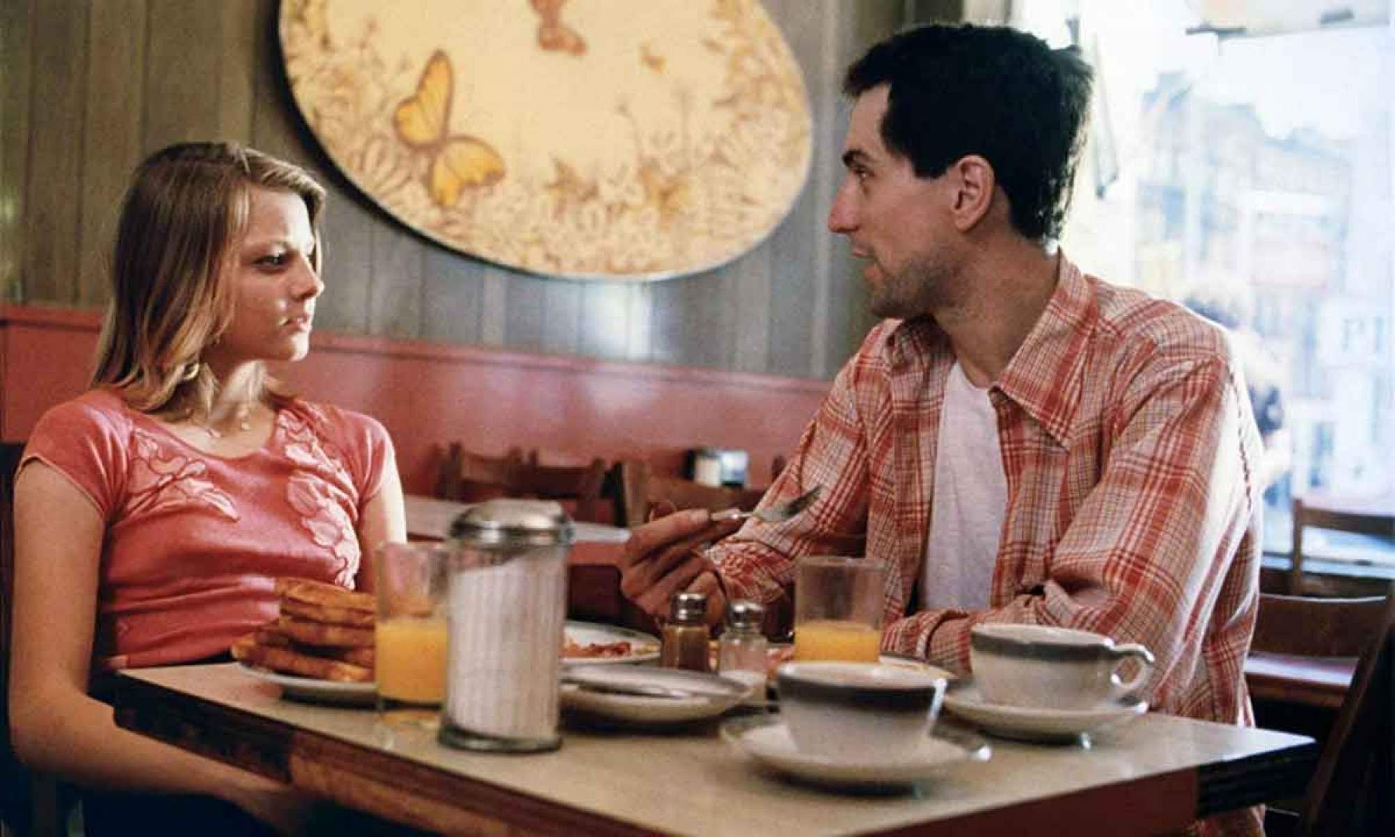 Jodie Foster, aos 12 anos, e Robert de Niro em cena do filme Taxi driver