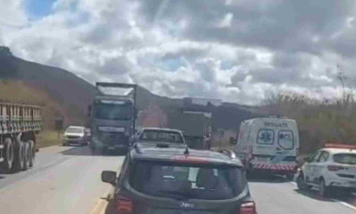Acidente entre caminhão e moto aconteceu na altura do quilômetro 574 da BR-040, em Itabirito -  (crédito: Redes Sociais)