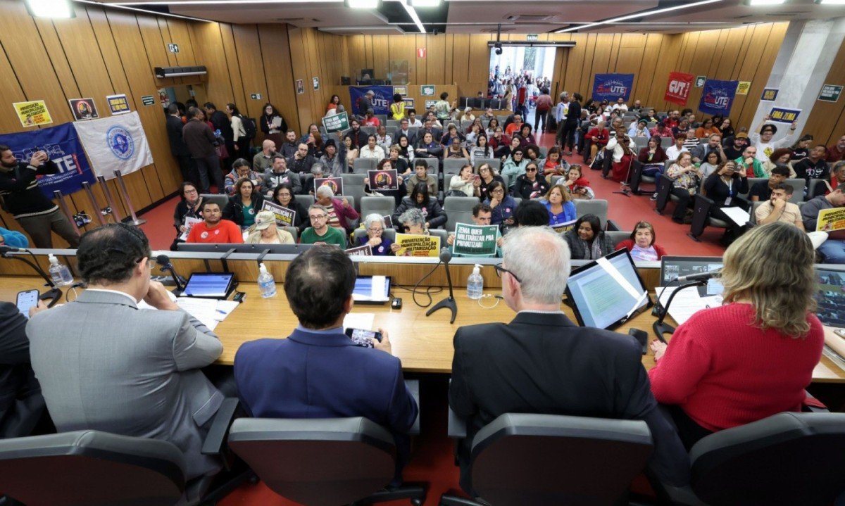 Professores participaram da audi&ecirc;ncia p&uacute;blica na Assembleia Legislativa de Minas Gerais que discutiu a amplia&ccedil;&atilde;o do Programa das Escolas C&iacute;vico-Militares -  (crédito: Willian Dias/ALMG)