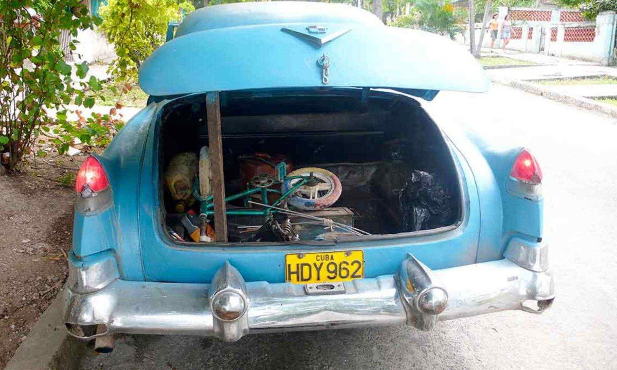 Na série "Gambiarras", porta-malas dE carro abandonado é usado como armário