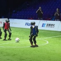 Robôs em quadra: China faz primeiro campeonato de futebol de humanoides - Reprodução/China Central Television