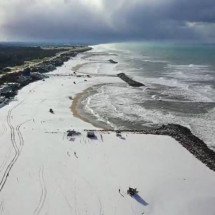 Praia coberta de neve na Argentina chama a atenção nas redes sociais - Reprodução/X @ChaqueSilva1