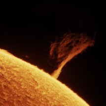 Fotógrafo faz registro impressionante de estação espacial em frente à erupção solar - Reprodução/X @AJamesMcCarthy
