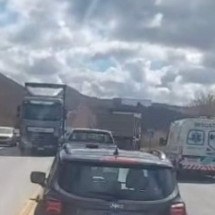 Acidente entre moto e caminhão deixa um morto e fecha a BR-040 - Redes Sociais