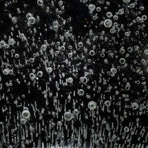Cao Guimarães apresenta a exposição 'Um grão de domingo' em Belo Horizonte