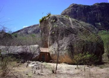 Uma casinha minúscula construída entre duas rochas gigantes no sertão cearense, no distrito de Missi (Irauçuba), tem chamado a atenção por sua localização inusitada.  -  (crédito: Divulgação/Fernando Braga)