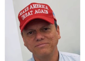 Tarcísio de Freitas com boné Maga ('Make América Great Again') em apoio a Donald Trump, em imagem de janeiro deste ano 
 -  (crédito: Reprodução/Instagram)