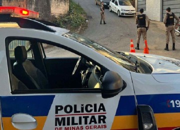 Polícia ainda procura pelo homem que agrediu a mãe, que foi salva graças ao filho -  (crédito: PMMG)