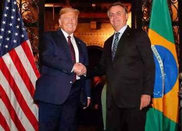 Trump cumprimenta Bolsonaro, em cerimônia em 2020 -  (crédito: Alan dos Santos/PR)