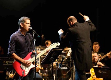 Dado Villa-Lobos e o maestro Leonardo Cunha, da Orquestra Opus, definiram juntos o repertório, que inclui duas músicas da carreira solo do guitarrista -  (crédito: Naiara Napoli / divulgação)